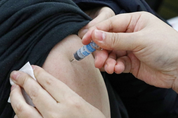 노바백스 백신 접종이 시작된 14일 오후 서울 양천구보건소에서 시민이 노바백스 백신 접종을 받고 있다. (공동취재사진)