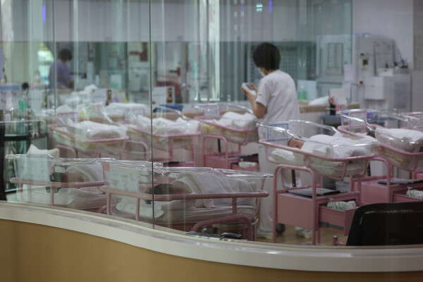 분기 출산율이 처음으로 0.6명대로 떨어지며 저출산 현상이 이어지고 있는 가운데 28일 오후 서울 시내 한 산후조리원 신생아실에서 한 관계자가 신생아를 돌보고 있다. ⓒ연합뉴스