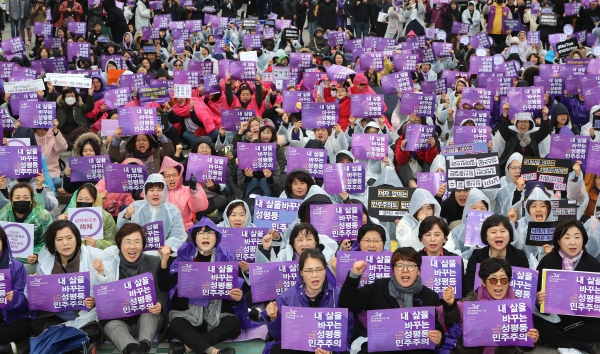 지난 2018년 3월 4일 서울 광화문 광장에서 열린 3.8 세계여성의 날 기념 제 34회 한국여성대회에서 참가자들이 ‘3.8 여성선언’에 맞춰 구호를 외치고 있다. ⓒ여성신문  