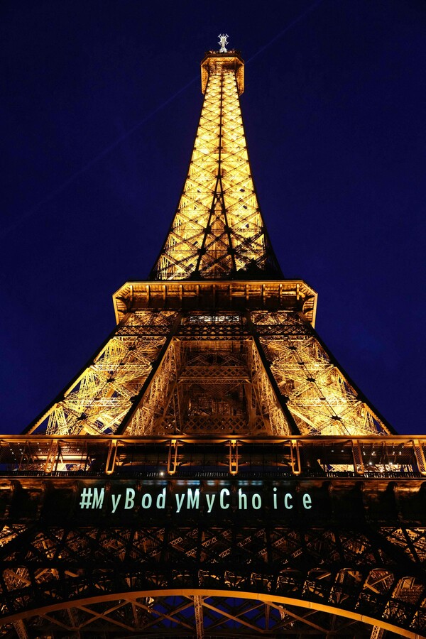 프랑스 의회가 4일(현지시간) 임신중지권을 인정한 헌법 개정안을 처리하자 파리 에펠탑에 ‘나의 몸, 나의 선택’이라는 축하 메시지가 빛을 내고 있다. 파리 AFP 연합뉴스