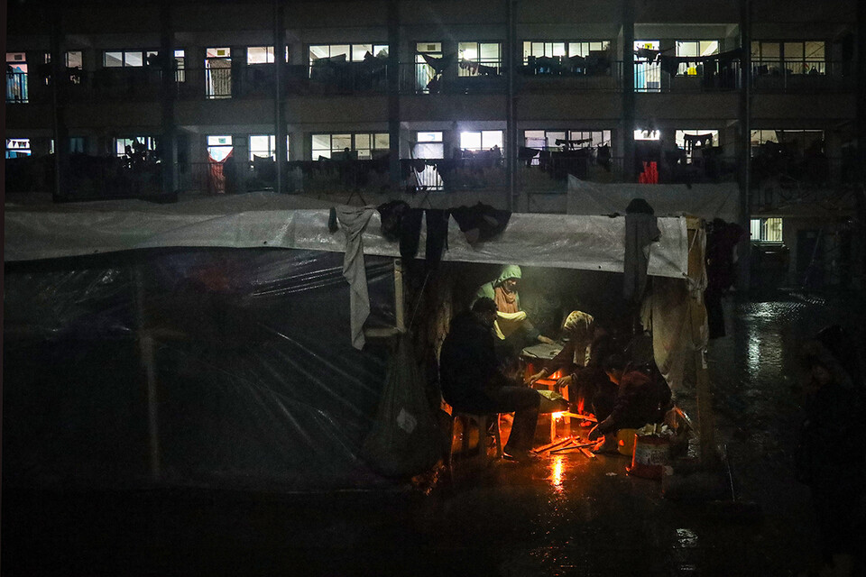가자 전쟁을 피해 라파로 피난 온 한 팔레스타인 가족이 비와 추위를 비해 보호소에서 모닥불을 피우고 있다. ⓒ유니세프/유엔 여성기구