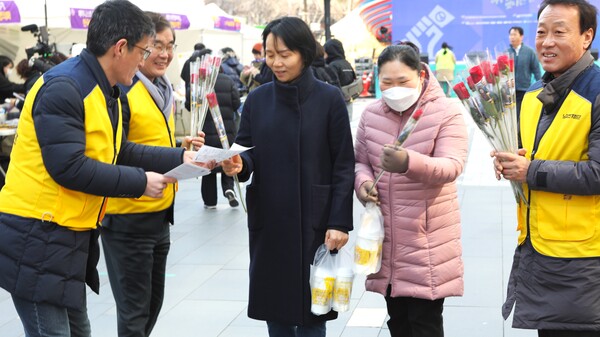 3월 8일 세계여성의날을 맞아 서울 중구 청계광장에서 열린 제39회 한국여성대회에서 평등하고 공정한나라 노회차재단이 여성들에게 꽃을 나눠주고 있다. ⓒ박상혁 기자