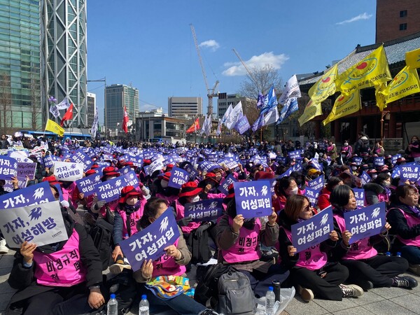 8일 낮 12시 30분 서울 종로 보신각 앞에서 여성 파업이 열렸다. ⓒ신다인 기자