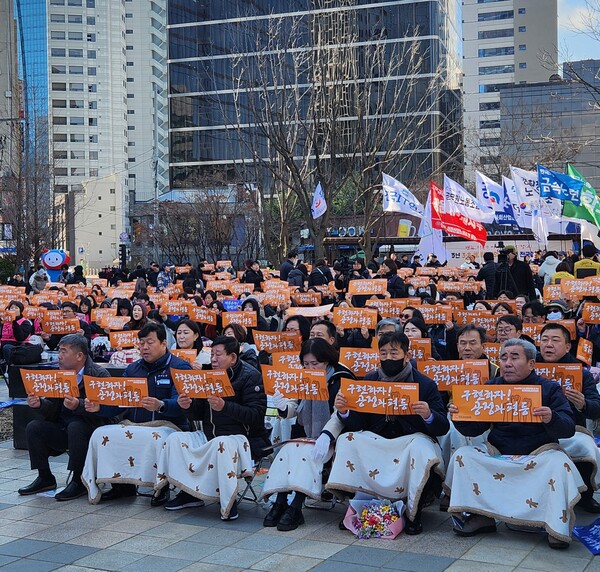 한국노동조합총연맹은 8일 제116주년 3‧8세계여성의날 기념 전국여성노동자대회를 청계천 한빛광장에서 개최했다. 이날 대회 참여자들이 슬로건을 들고 ‘구현하자!공정과평등’을 외치고 있다. ⓒ김민정 기