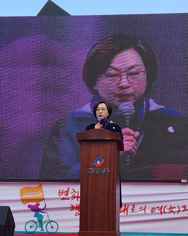 연대사를 낭독하고 있는 이나영 정의기억연대 이사장 ⓒ김민정 기자