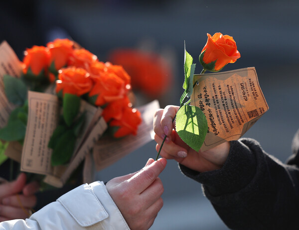 세계 여성의 날을 맞아 8일 오전 서울 서대문구 이화여대에서 한국여성의전화 활동가가 여성에게 장미를 건네고 있다. ⓒ