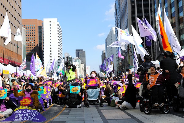 3월 8일 세계여성의 날을 맞아 전국 각지의 여성들이 ‘한국여성대회’가 열린 서울 중구 청계광장에 모여 “여성 주권자의 힘으로 가자, 성평등을 향해 전진하라”고 외쳤다. ⓒ박상혁 기자