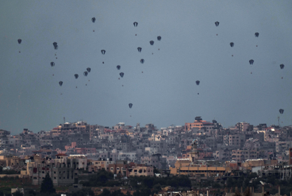 가자 지구 남부에서 항공기들이 구호품을 떨어뜨리고 있다 ⓒAP 연합뉴스