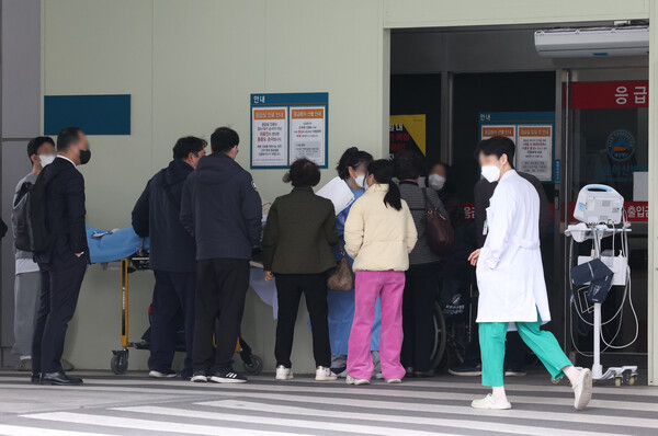 5일 오후 서울 한 대형병원 응급실 앞에서 진료를 기다리는 환자들이 줄을 서고 있다. ⓒ연합뉴스