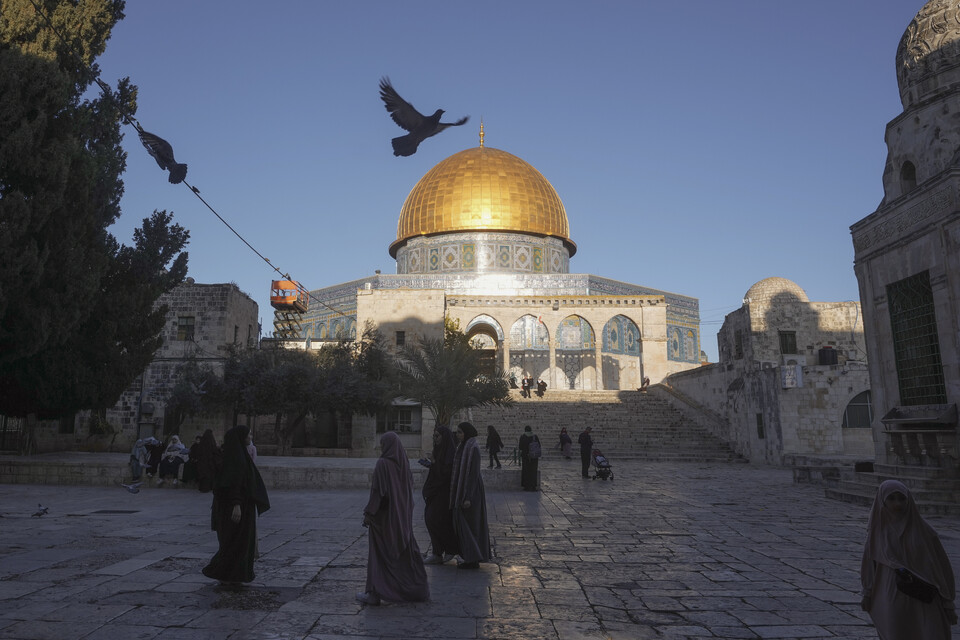 이슬람교도들이 10일(현지시각) 예루살렘 구시가지에 있는 알아크샤 사원 옆에서 걷고 있다. ⓒAP 연합뉴스