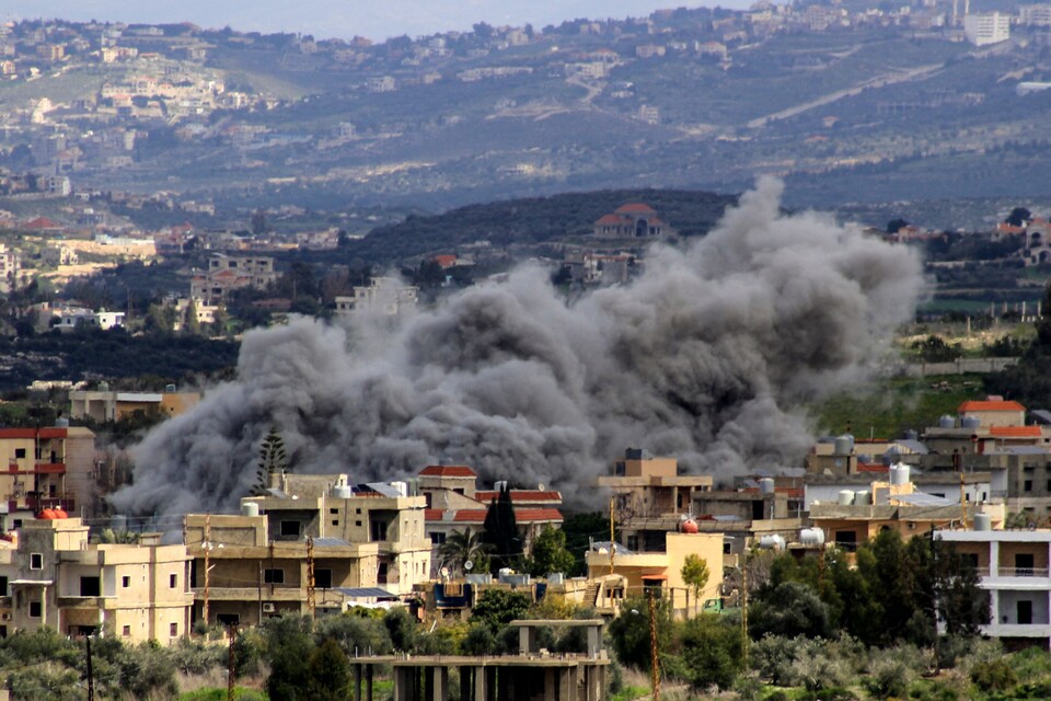 9일(현지시각) 이스라엘의 공격을 받은 레바논 국경 근처에서 연기가 피어오르고 있다. ⓒAFP 연합뉴스