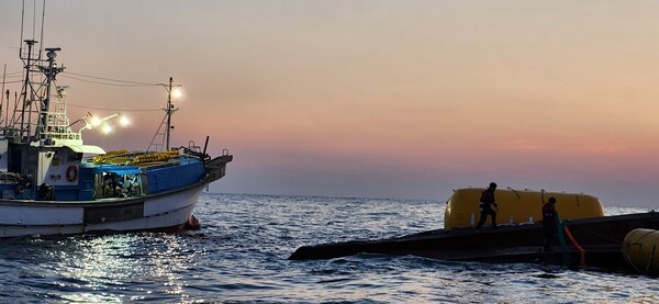 통영 해양경찰서 등이 9일 경남 통영시 욕지도 남쪽 해상 68.52㎞(37해리) 지점에서 전복된 20t 어선의 수색 작업을 하고 있다. ⓒ연합뉴스