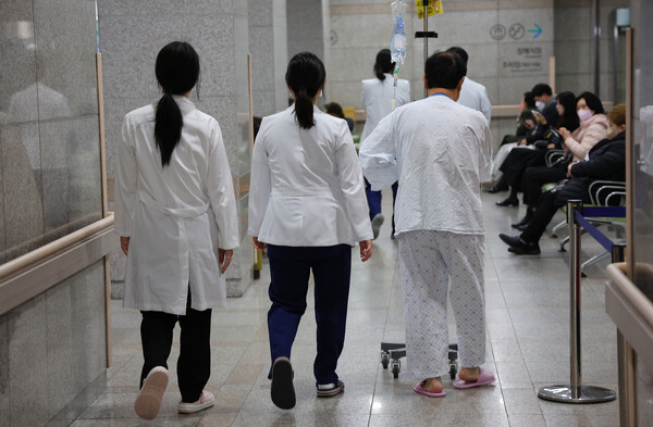 1일 공보의가 투입된 인천의 한 대학병원에서 의료진이 이동하고 있다.  ⓒ연합뉴스