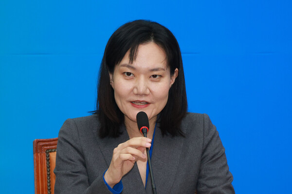 더불어민주당 인재로 영입된 김남희 변호사가 2월 19일 국회에서 열린 23·24·25차 인재환영식에서 발언하고 있다. ⓒ연합뉴스