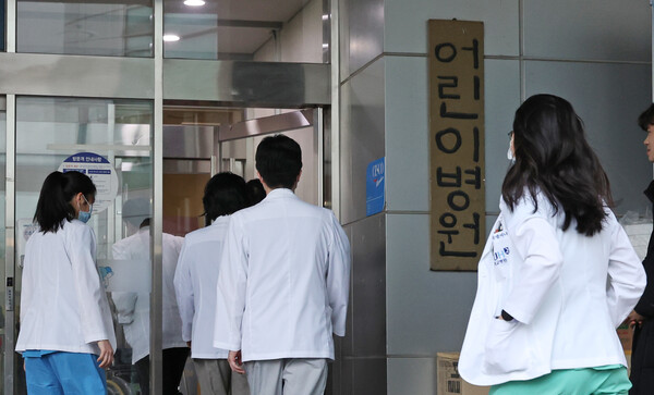의료진이 11일 오후 서울 종로구 서울대병원에 들어서고 있다. ⓒ연합뉴스
