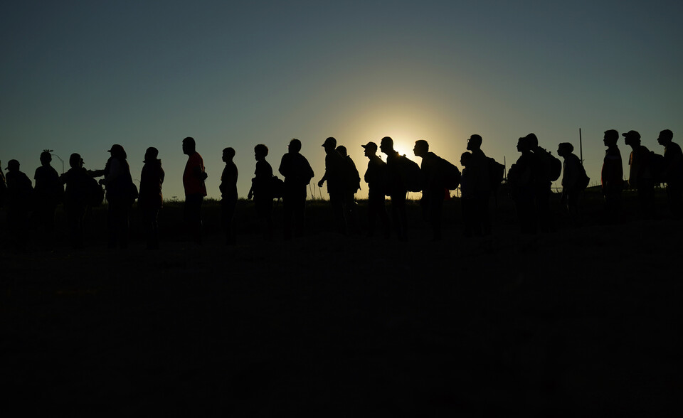멕시코에서 리오그란데를 건너 미국으로 입국한 이주민들이 미국 세관국경보호국에서 처리를 위해 줄을 서 있다 ⓒ로이터 연합뉴스