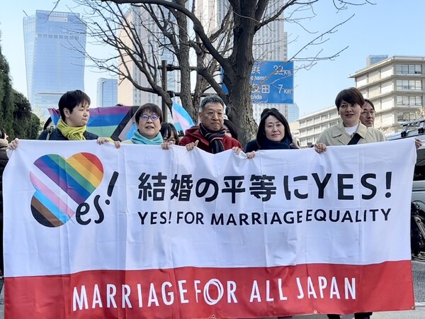 3월 14일 일본 도쿄 재판소 앞에서 동성혼 요구 시민단체인 'Marriage For All Japan' 회원들이 동성혼 합법화를 요구하고 있다.  ⓒMarriage For All Japan