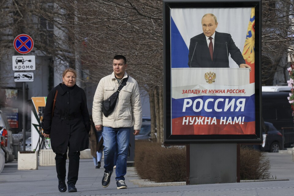 크림반도에 걸린 푸틴 대선 포스터 ⓒ[AP 연합뉴스]