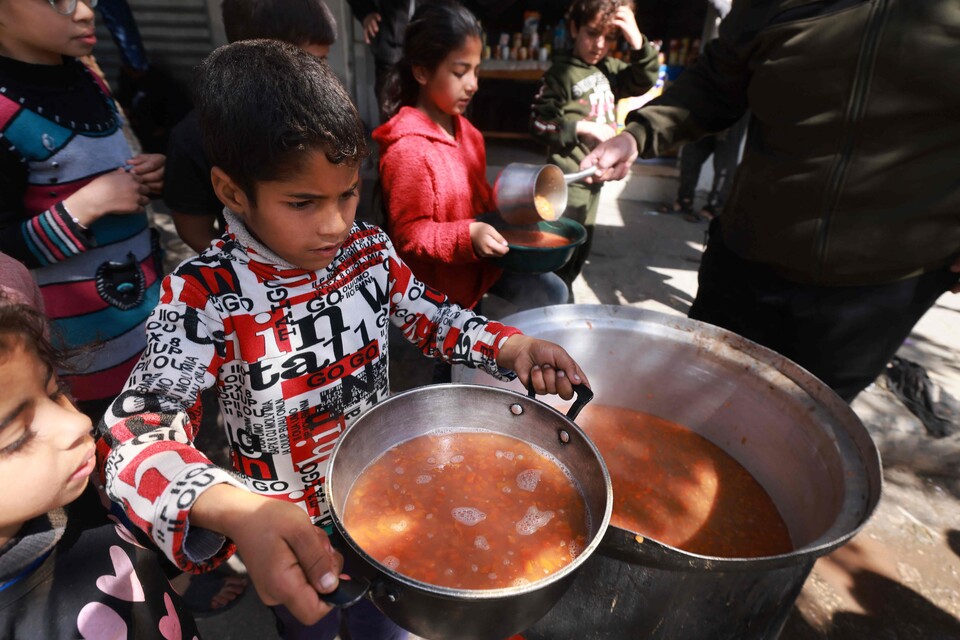 식량을 배분받는 가자지구 어린이 ⓒAFP 연합뉴스