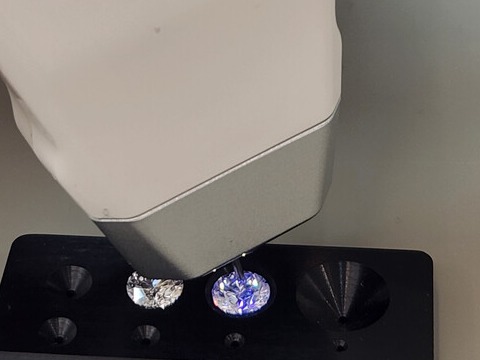 천연 다이아몬드와 랩그로운 다이아몬드는 육안으로는 구별하기 어렵고, 전문 장비를 이용해 판별할 수 있다. ⓒ김민정 기자