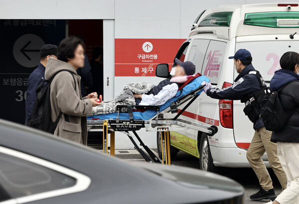 11일 오전 서울의 상급 종합병원 응급실로 환자가 이송되고 있다 ⓒ연합뉴스