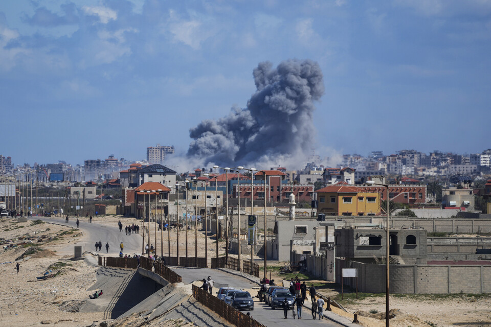15일(현지시각) 팔레스타인 가자지구에서 이스라엘의 공습 뒤 연기가 피어오르고 있다. ⓒAP 연합뉴스