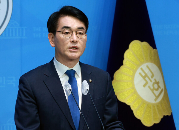 박용진 더불어민주당 의원이 17일 서울 국회 소통관에서 기자회견을 열고 서울 강북을 전략 경선 참여 뜻을 밝혔다. ⓒ연합뉴스