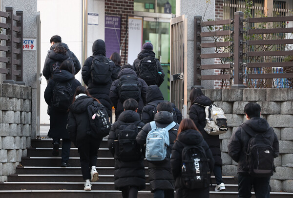 고등학교 1‧2학년 대상 전국연합학력평가가 열린 지난해 12월 19일 오전 서울의 한 고등학교에서 학생들이 등교하고 있다. ⓒ연합뉴스