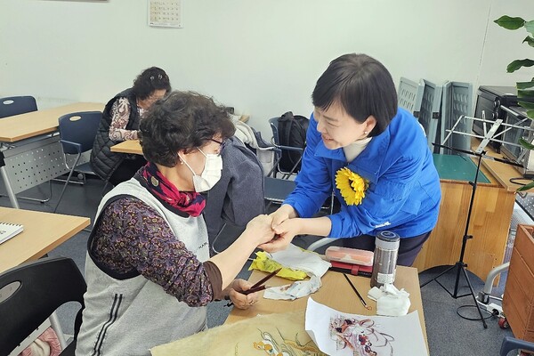 지난 18일 서울 성동구 사근동노인복지센터를 방문한 전현희 더불어민주당 후보(오른쪽)가 시민들과 인사 하고 있다. ⓒ이하나 기자