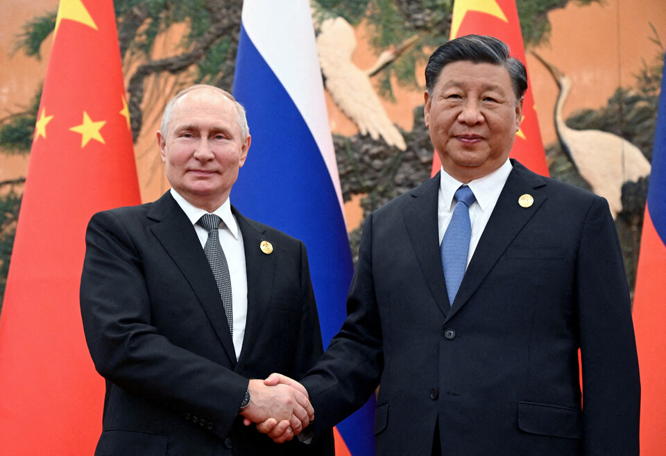 블라디미르 푸틴 러시아 대통령과 시진핑 중국 국가구석이 2023년 10월 18일 중국 베이징의 일대일로 포럼에서 악수하고 있다. ⓒ로이터 연합뉴스