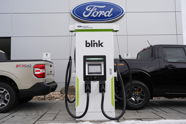 미국 콜로라도주 브룸필드에 있는 포드 자동차 대리점 밖에 전기차 충전기가 놓여 있다. ⓒAP 연합뉴스