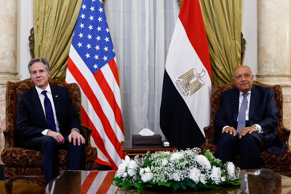 이집트를 방문한 토니 블링컨 국무장관(왼쪽)과 사메 수크리 이집트 외무장관(오른쪽) ⓒ로이터 연합뉴스