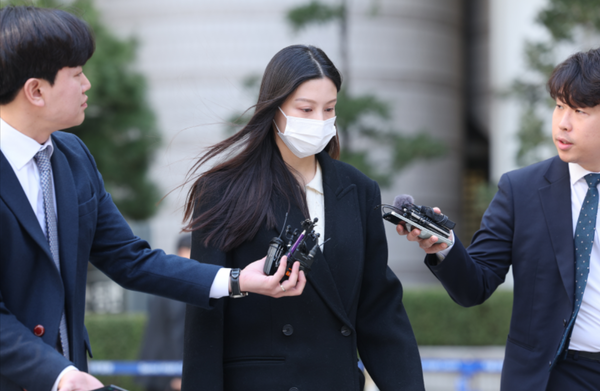 입시 비리 혐의로 기소된 조국혁신당 조국 대표의 딸 조민 씨가 22일 오전 서울중앙지법에서 열린 1심 선고공판에서 벌금 1천만원을 선고 받은 뒤 청사를 나서고 있다. ⓒ연합뉴스