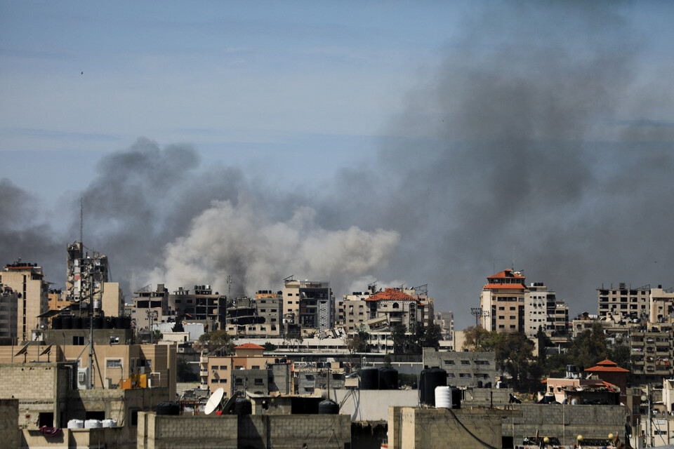 (가자시티 로이터=연합뉴스) 21일(현지시각) 팔레스타인 가자지구 북부 가자시티의 알시파 병원 단지 주변에서 막대한 양의 연기가 솟구치는 있다.