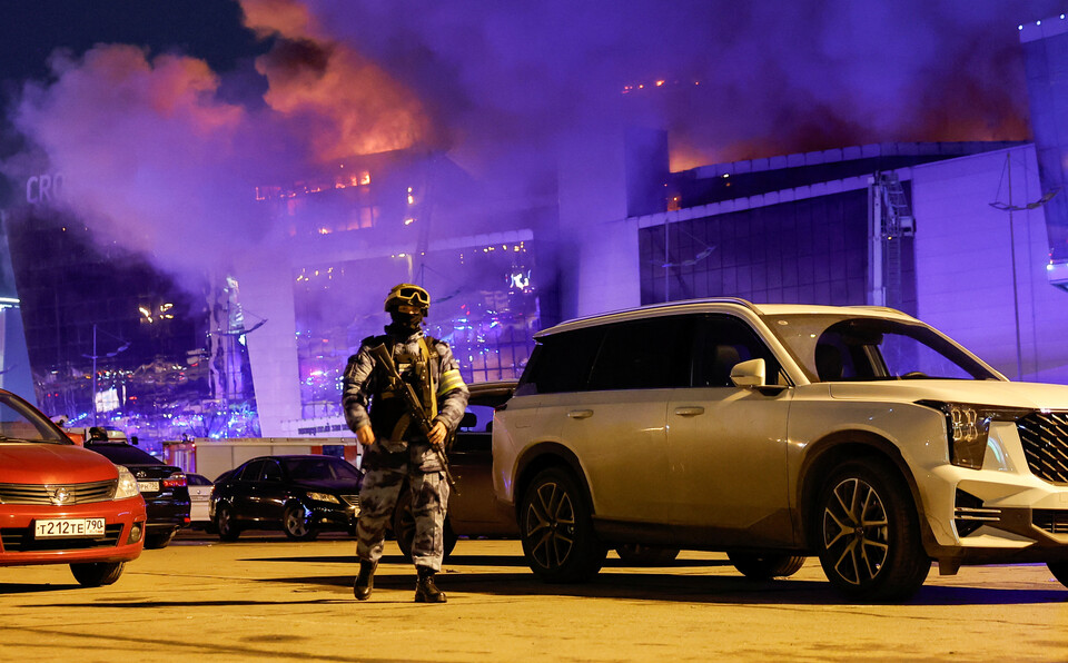(크라스노고르스크 로이터=연합뉴스) 22일(현지시각) 무차별 총격 사건이 벌어진 러시아 모스크바 외곽 대형 콘서트장에서 화염이 치솟고 있다. 외부에는 구급차가 부상자를 이송하기 위해 대기 중이다.
