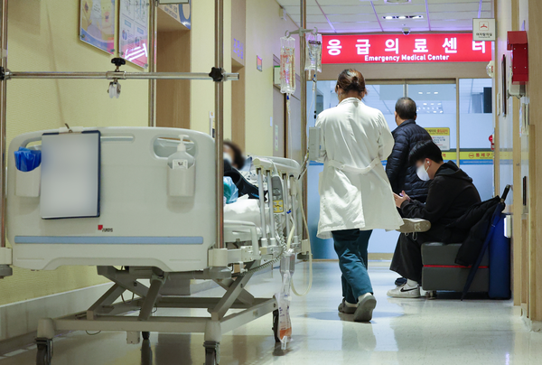 전공의 집단행동이 한 달간 이어지고 있는 19일 오전 서울 시내 한 대형병원에서 한 의료 관계자가 응급의료센터로 이동하고 있다. ⓒ연합뉴스