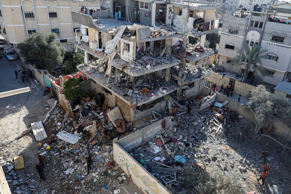 25일(현지시각) 팔레스타인인들이 이스라엘의 공격받은 라파의 건물에서 구조작업을 하고 있다. ⓒ로이터 연합뉴스
