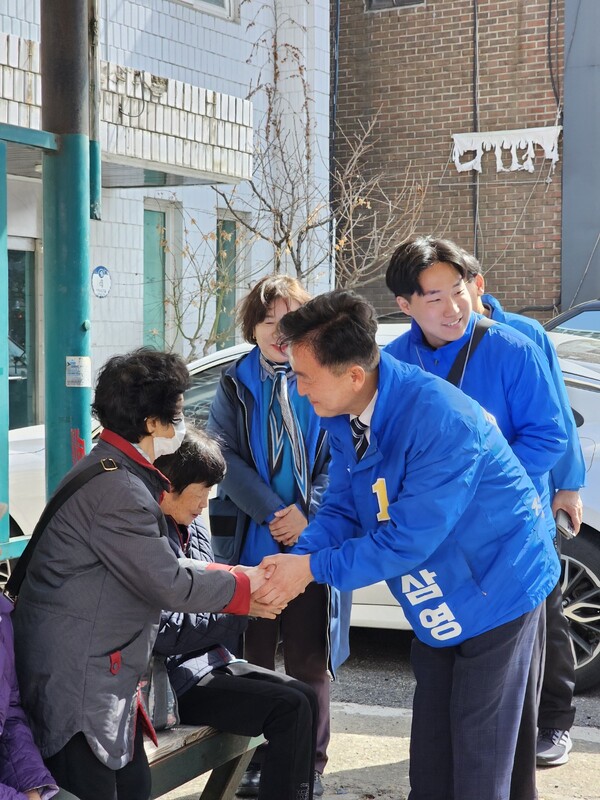 류삼영 서울 동작구을 더불어민주당 후보가 25일 서울 동작구에서 지역 주민에게 인사하고 있다. ⓒ류삼영캠프