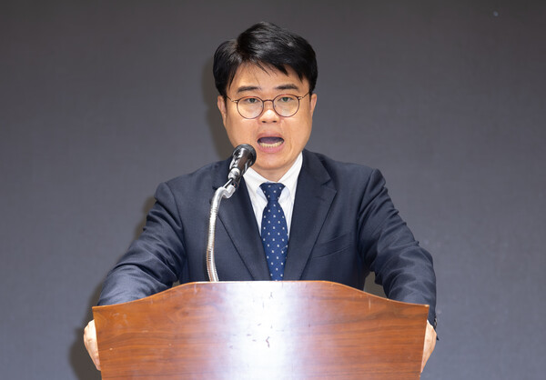 42대 대한의사협회장에 당선된 임현택 소아과의사회장이 26일 오후 서울 용산구 대한의사협회에서 열린 결선 투표에서 소감을 밝히고 있다. ⓒ연합뉴스