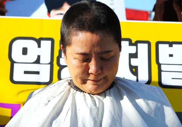 두 아이를 키우고 있는 김은진씨는 12일 서울 영등포구 국회의사당 앞에서 양육비 제도개선을 촉구하는 기자회견을 열고 삭발시위를 진행했다. ⓒ박상혁 기자