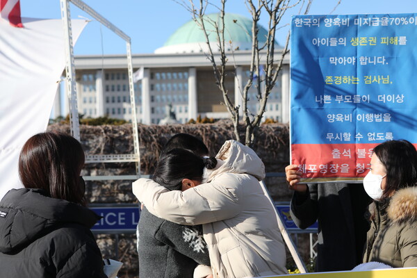 2023년 12월 12일 서울 영등포구 국회의사당 앞에서 양육비 제도개선을 촉구하는 기자회견에서 삭발시위를 진행한 김지은씨가 양육비 미지급 피해자들에 위로를 받고 있다. ⓒ박상혁 기자