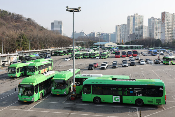 서울 시내버스 노조의 총파업을 하루 앞둔 27일 서울 시내의 한 공영차고지에 버스가 주차돼있다. ⓒ연합뉴스