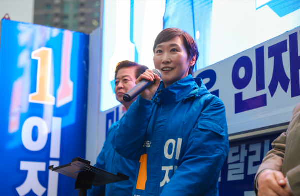 이지은 서울 마포갑 더불어민주당 후보가 28일 서울 마포구 공덕역 6번 출구 앞에서 열린 출정식에서 지지자들에게 인사를 하고 있다. ⓒ이지은캠프