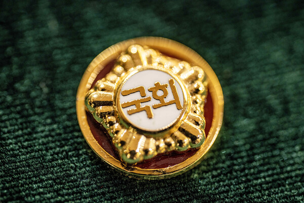 8일 국회 의원회관에서 열린 제22대 국회 개원종합지원실 현판식에서 관계자가 제22대 국회의원들이 착용할 300개의 국회의원 배지를 공개하고 있다. ⓒ연합뉴스