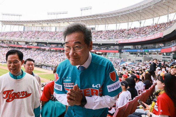 광주 광산을에 출마한 이낙현 새로운미래 후보가 7일 광주 북구 무등종합경기장에서 야구경기를 관람하러 온 시민들에게 인사하고 있다 ⓒ새로운미래