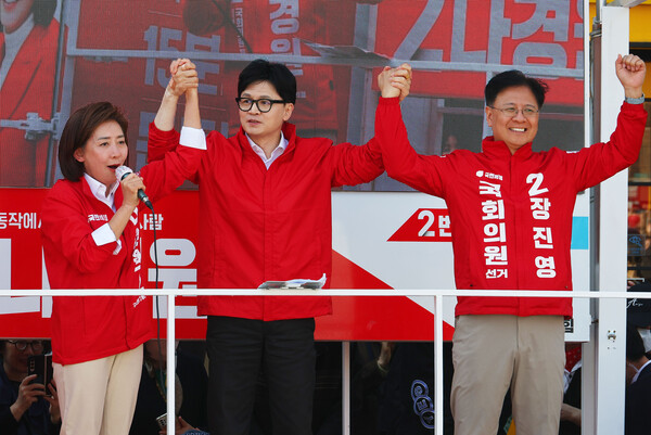 국민의힘 한동훈 비상대책위원장 겸 총괄 선거대책위원장이 9일 서울 동작구 중앙대병원 앞에서 나경원, 장진영 후보의 지지를 호소하고 있다. ⓒ연합뉴스