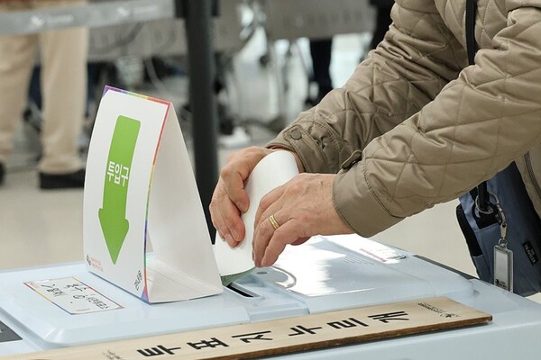 제22대 국회의원 선거가 10일 오전 6시 전국 254선거구 1만4259투표소에서 일제히 시작됐다. 사진은 사전투표 둘째날인 6일 오전 대전 서구 복수동 행정복지센터에 마련된 사전투표소에서 관내 유권자가 투표함에 투표지를 넣는 모습. ⓒ연합뉴스