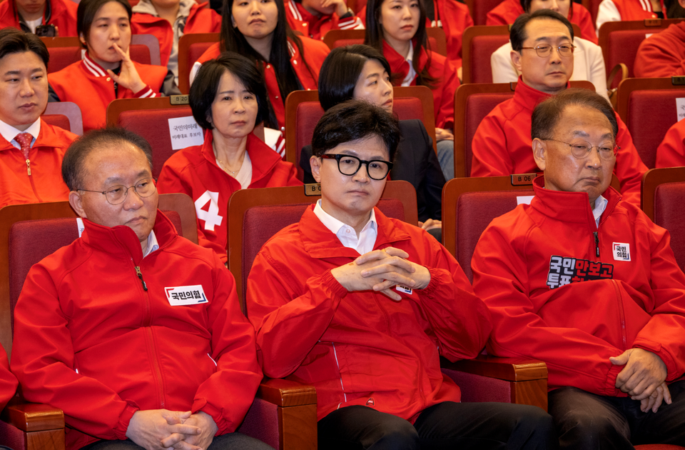 국민의힘 한동훈 총괄선대위원장 등이 10일 서울 여의도 국회도서관에 마련된 제22대 국회의원선거 개표상황실에서 출구조사 결과를 시청하고 있다.  ⓒ연합뉴스