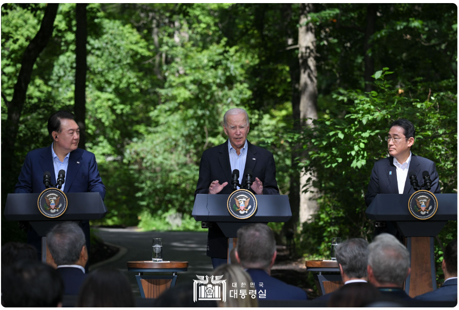 작년 8월 18일(현지시각) 캠프데이비드에서  윤석열 대통령이 조 바이든 미국 대통령, 기시다 후미오 일본 총리와 한미일 공동기자회견을 가졌다. ⓒ대통령실 제공
