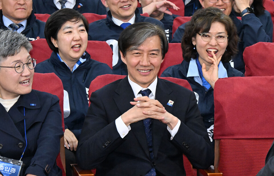 조국혁신당 조국 대표가 10일 국회에서 총선 출구조사 결과 발표를 보고 있다.  ⓒ연합뉴스